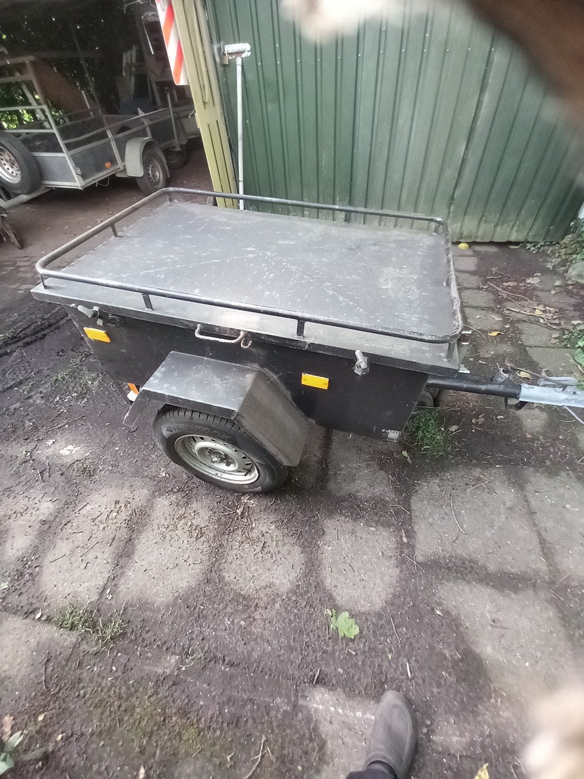 Gesloten aanhangwagentje met nieuwe banden, Doe-het-zelf en Verbouw, Ophalen