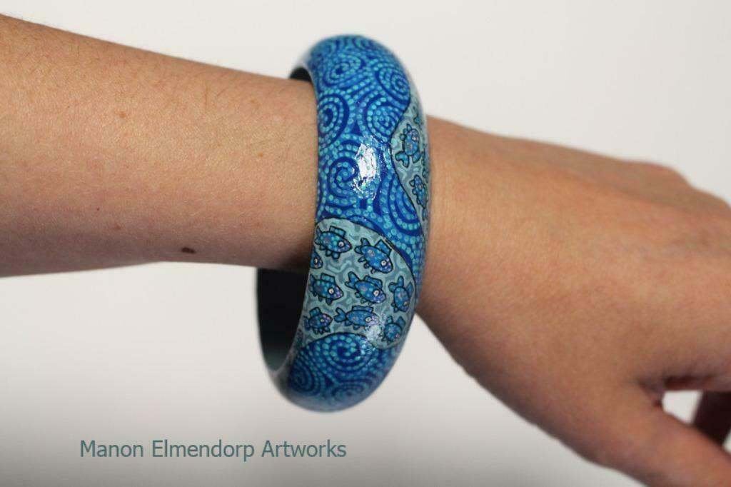 Unieke handbeschilderde armband “Ocean Blue” – Maat Large, Antiek en Kunst, Hout, Ophalen of Verzenden, Blauw, Overige typen