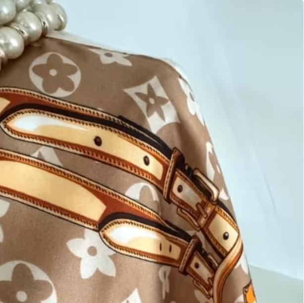 Mooie nieuwe beige zijden sjaal shawl dessin CHCS, Kleding | Dames, Ophalen of Verzenden, Nieuw, Maat 46/48 (XL) of groter, Sjaal