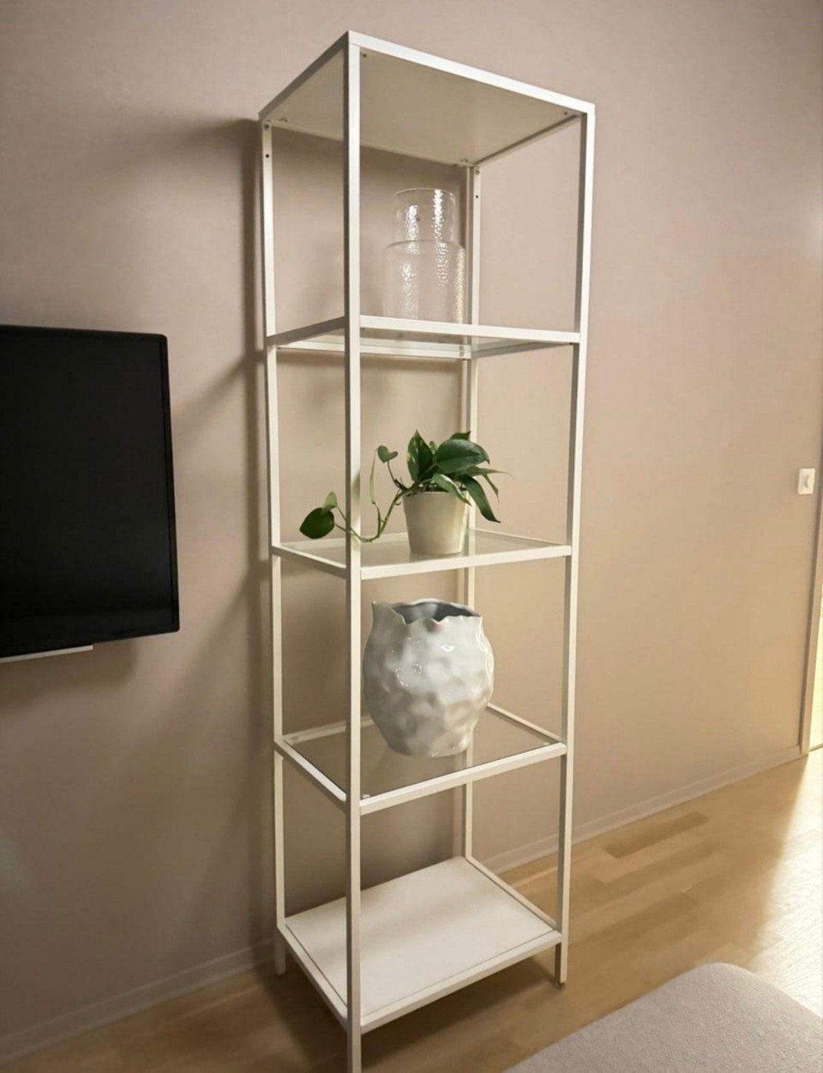 IKEA VITTSJÖ stellingkast wit / glas, Huis en Inrichting, Kasten | Stellingkasten, Ophalen, Gebruikt