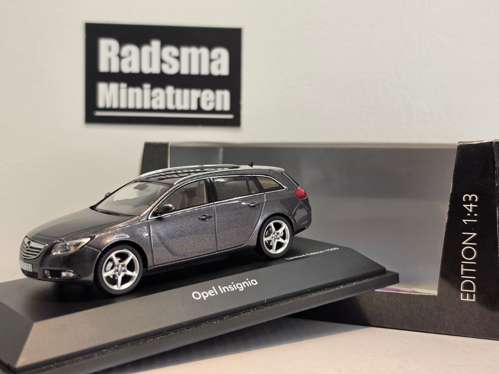 Opel insignia sports tourer - Karbongrau - 1:43 Schuco, Auto, Ophalen of Verzenden, Zo goed als nieuw, Schuco