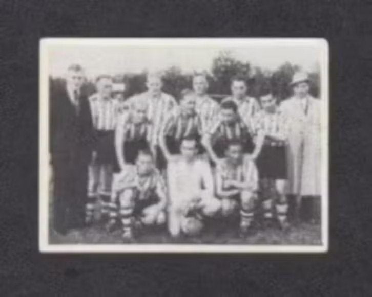 Voetbalplaatje Wilhelmina 08 Weert 1951-1952., Ophalen of Verzenden, Zo goed als nieuw
