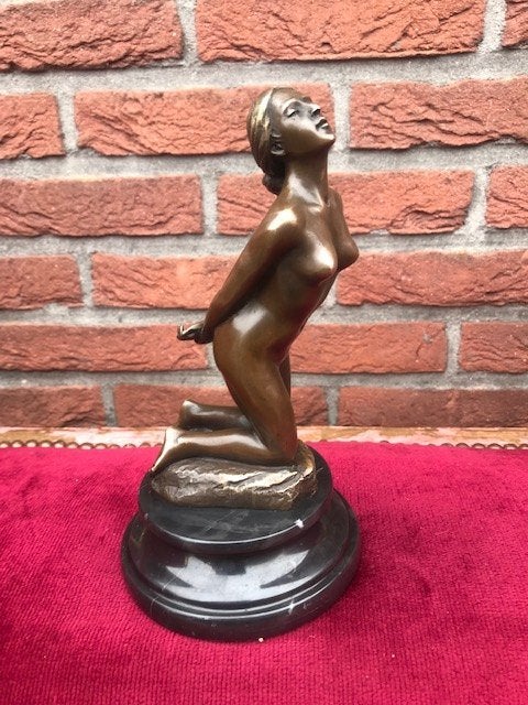 bronzen beeld, knielend naakt, Antiek en Kunst, Brons, 20 - 50 cm, Beeld, Bruin