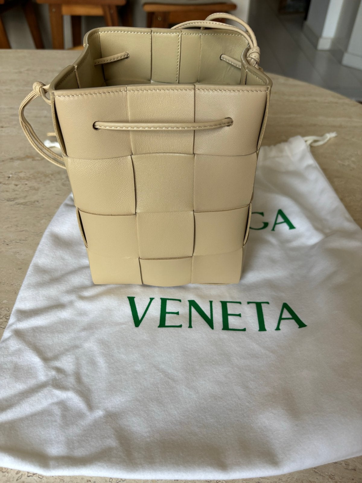 Bottega Veneta Cassette Bucket Tas - Nieuwstaat, Ophalen of Verzenden, Nieuw, Beige, Schoudertasje