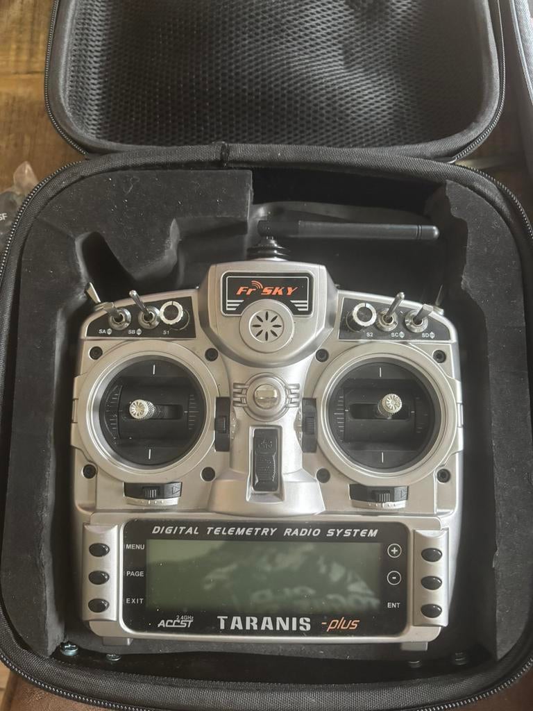 Frsky Taranis plus x9d zender, Ophalen of Verzenden, Zo goed als nieuw