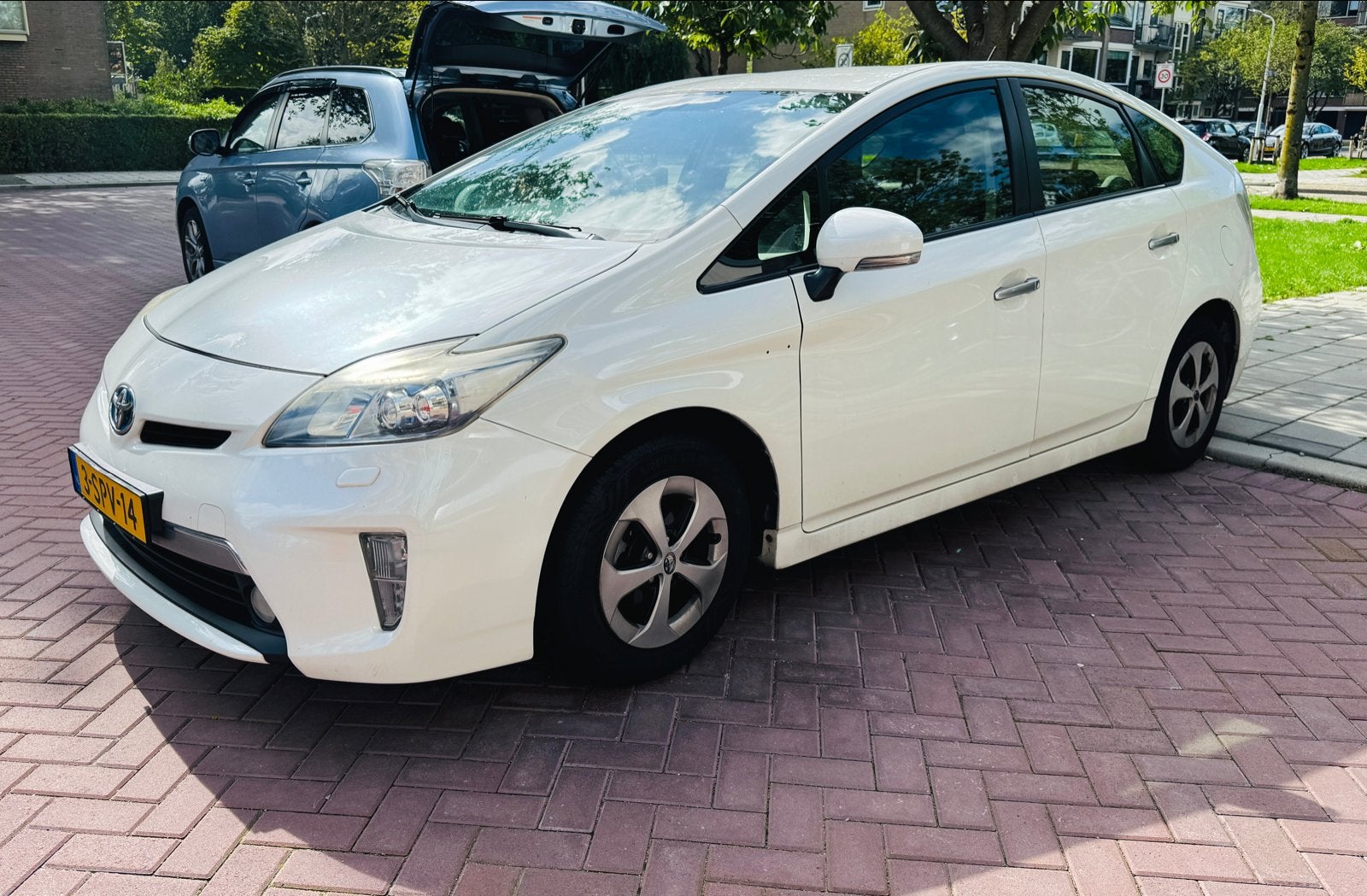 Toyota Prius 1.8 Plug-in Hybrid 136PK Aut 2013 Wit, Auto's, Zwart, Wit, Plug-in hybride, 75 €/maand