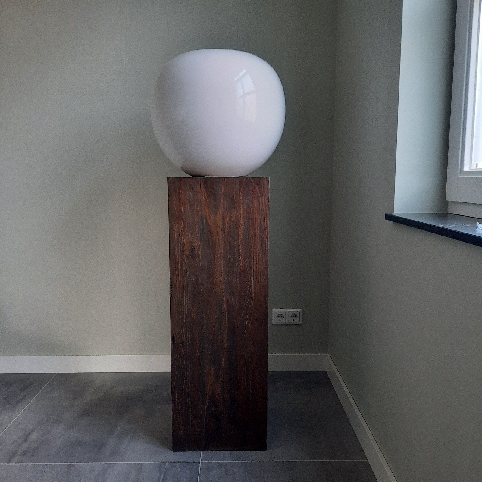 Moderne houten sokkel, Ophalen
