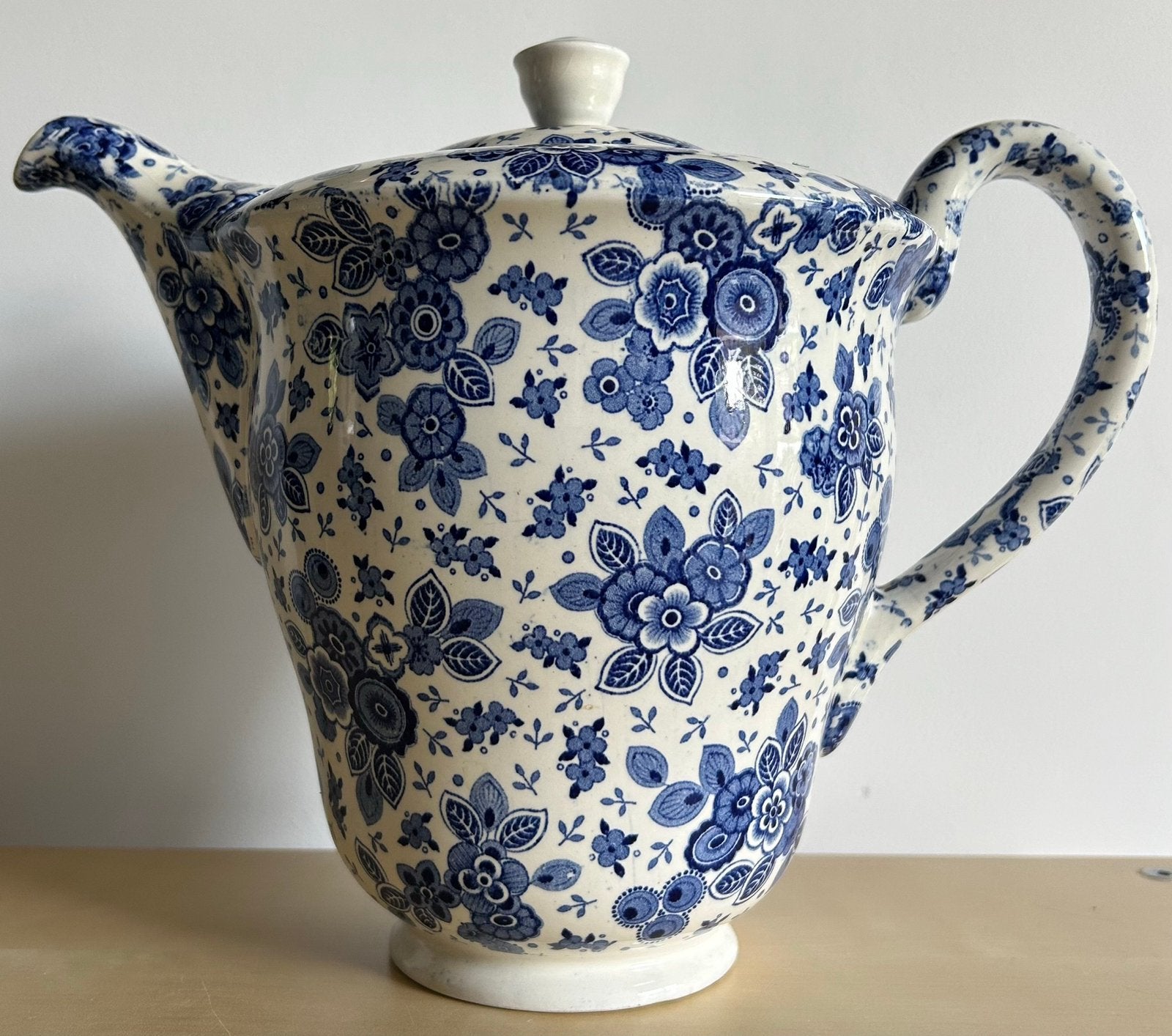 Antieke koffiepot BEATRIX Sociëté Céramique Maestricht, Verzenden