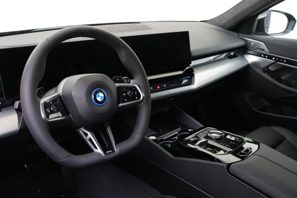 BMW 5 Serie Touring 530e M Sport Automaat / Panoramadak / Tr, Automaat, 1998 cc, Achterwielaandrijving, Zwart