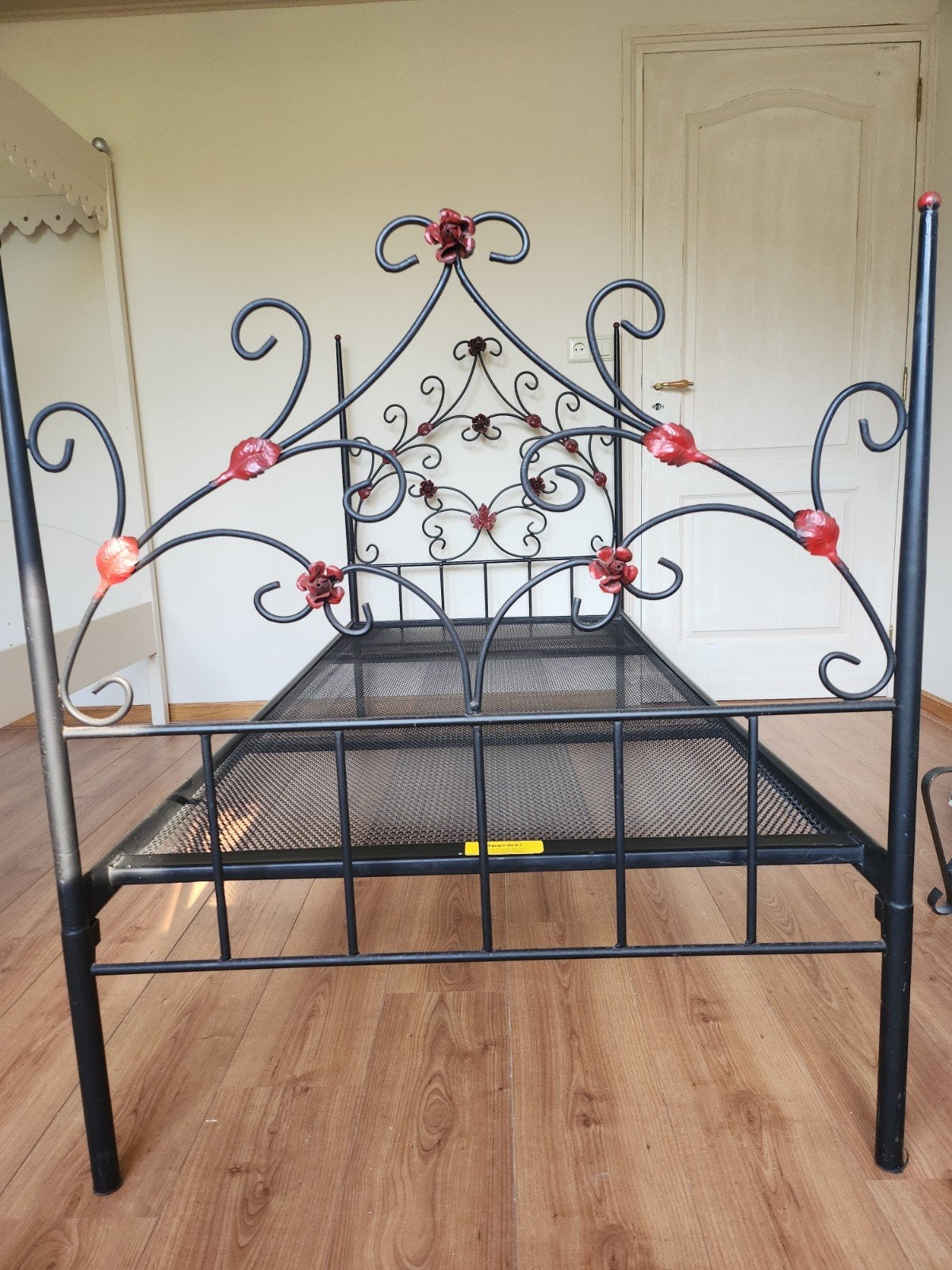 Smeedijzeren antiek bed met bloemen en blaadjes, Ophalen