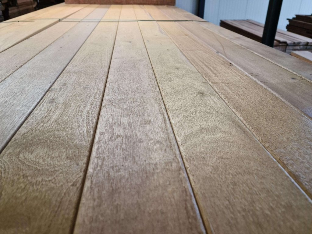 SCHUTTING GEVELBEKLEDING: PARTIJ SMALLE PLANKEN HARDHOUTEN G, Ophalen of Verzenden, Nieuw, 250 cm of meer, Planken