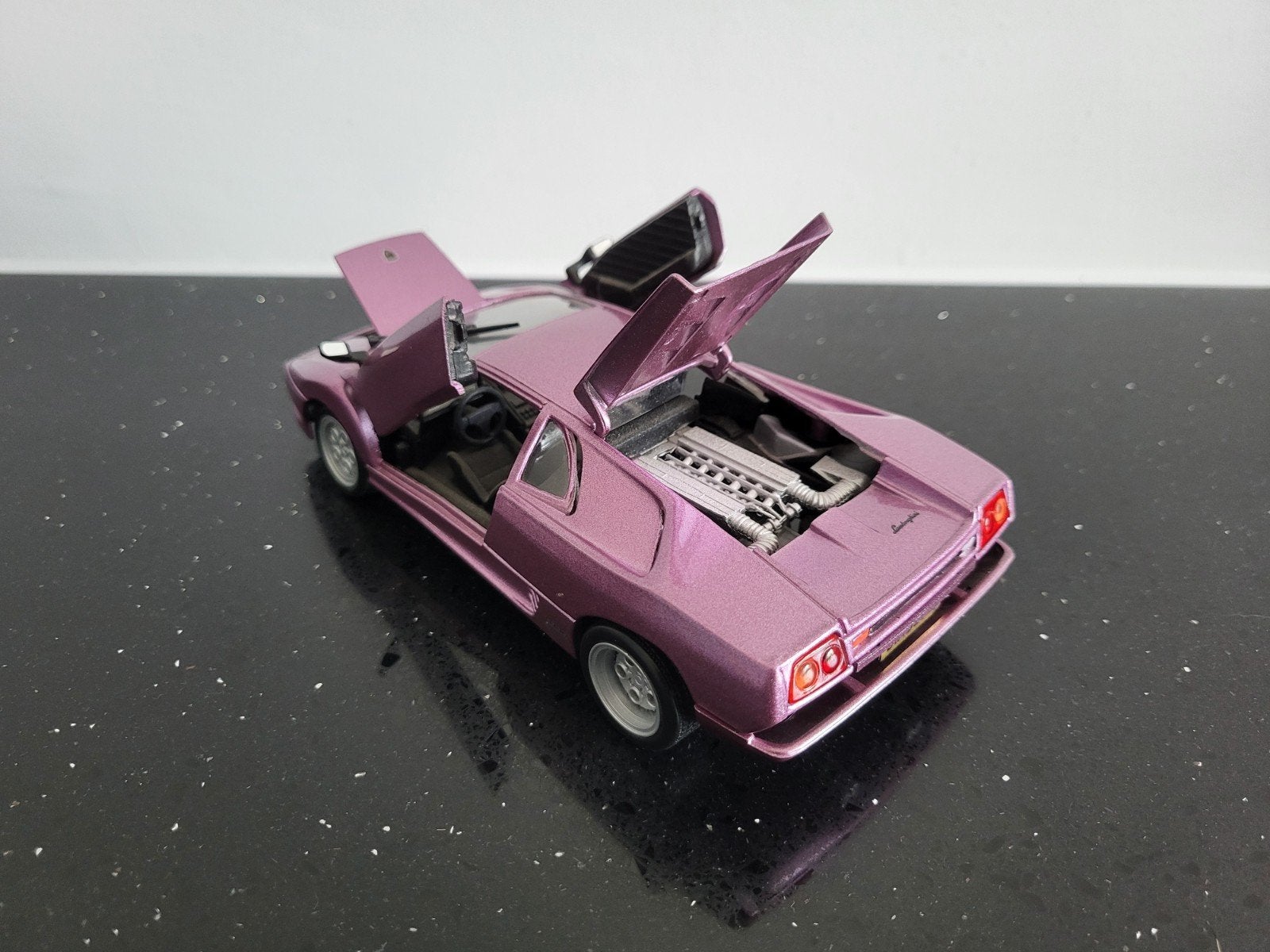 Lamborghini Diablo paars 1/24 MotorMax, Ophalen of Verzenden, Zo goed als nieuw, Auto, Motormax