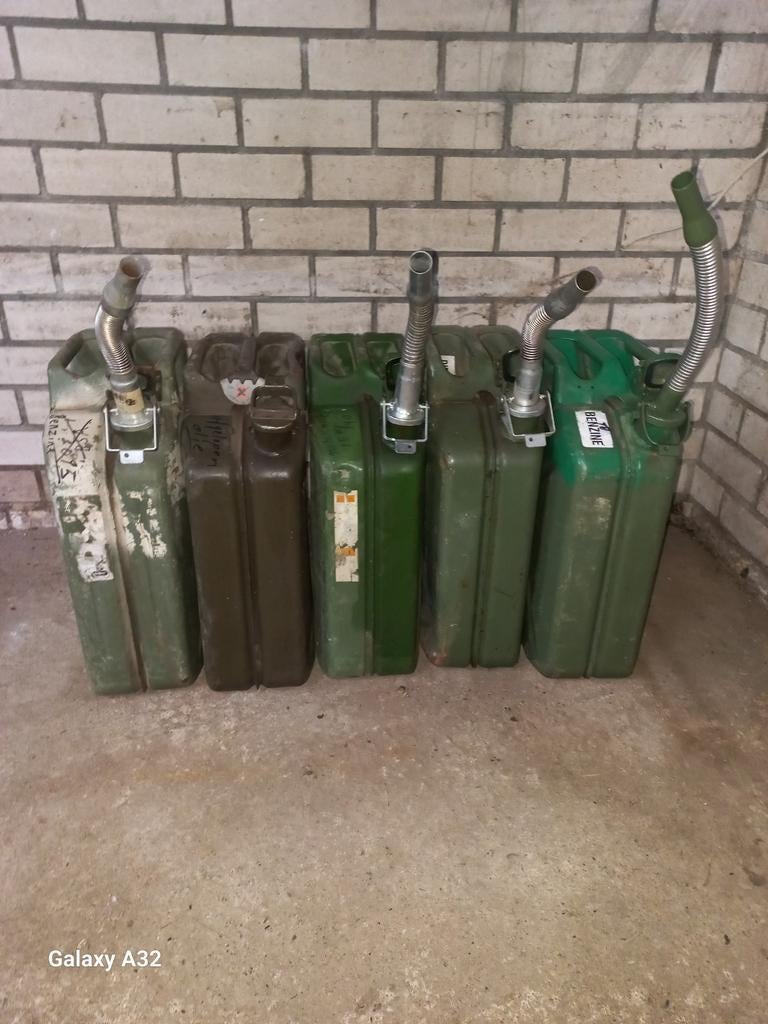 5x 20 liter jerrycans  met schenktuit., Ophalen, Gebruikt