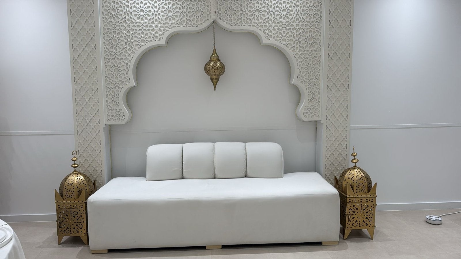 Bankje met backdrop en 2 gouden lantaarns, Ophalen of Verzenden, Gebruikt, Driepersoons, Hout