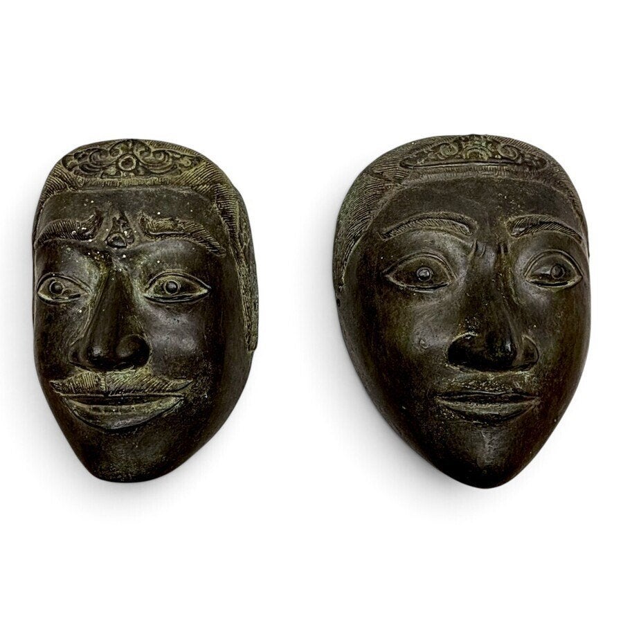 Twee Javaanse bronzen maskers, Groep mensen, Minder dan 20 cm, Brons, Klassiek