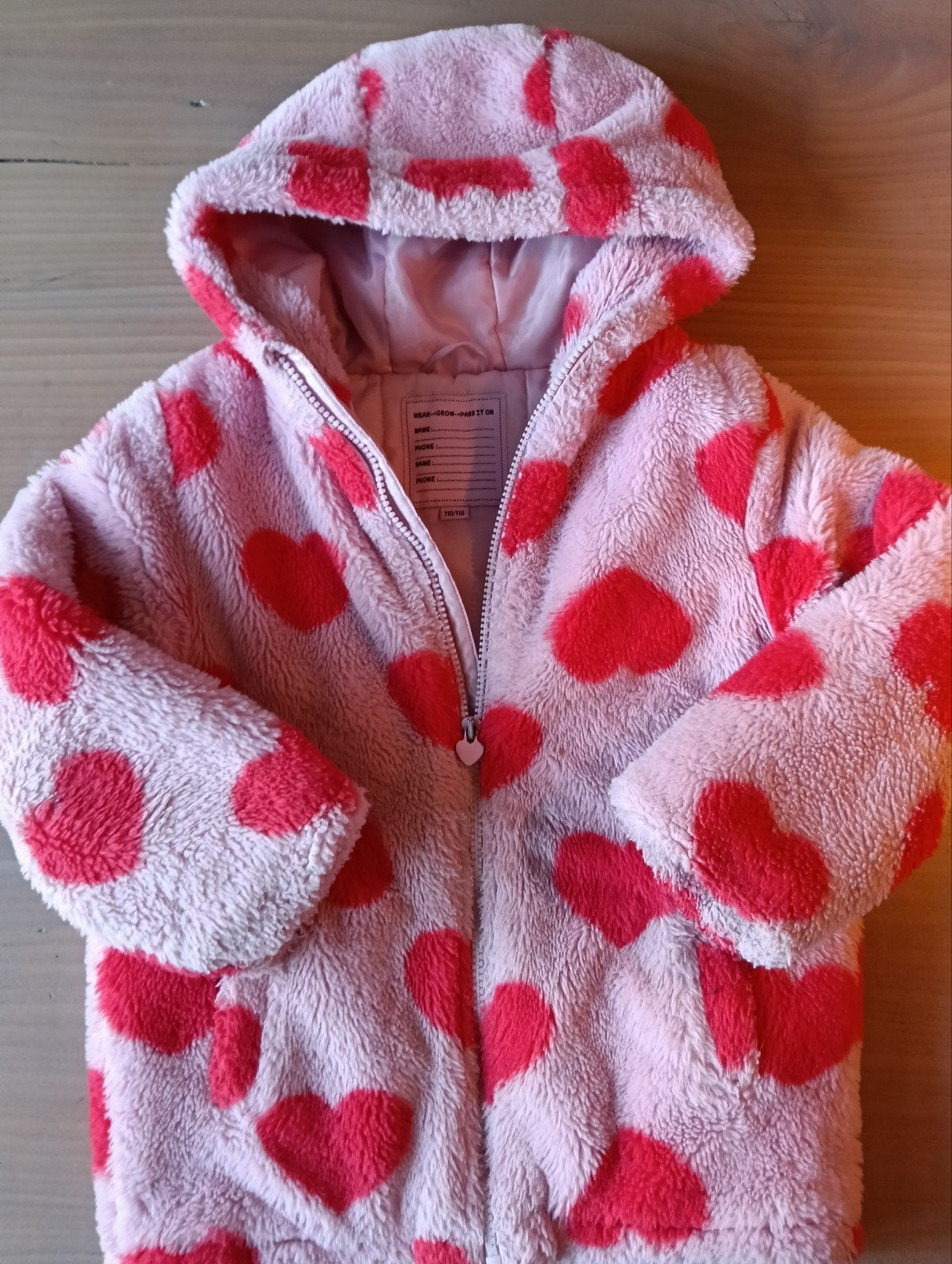 Roze jas met rode hartjes - Maat 110/116, Ophalen, Gebruikt, Meisje, Jas