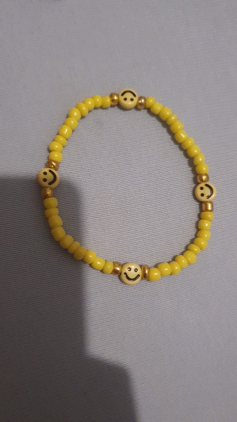 Gele kralenarmband met smiley bedels, Verzenden, Geel, Kunststof of Plastic, Zo goed als nieuw