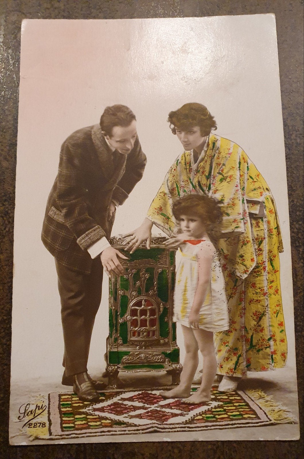 Antieke ansichtkaart Estland: Familie bij kachel, ca. 1920, Ophalen of Verzenden, 1920 tot 1940, Gelopen, Overig Europa