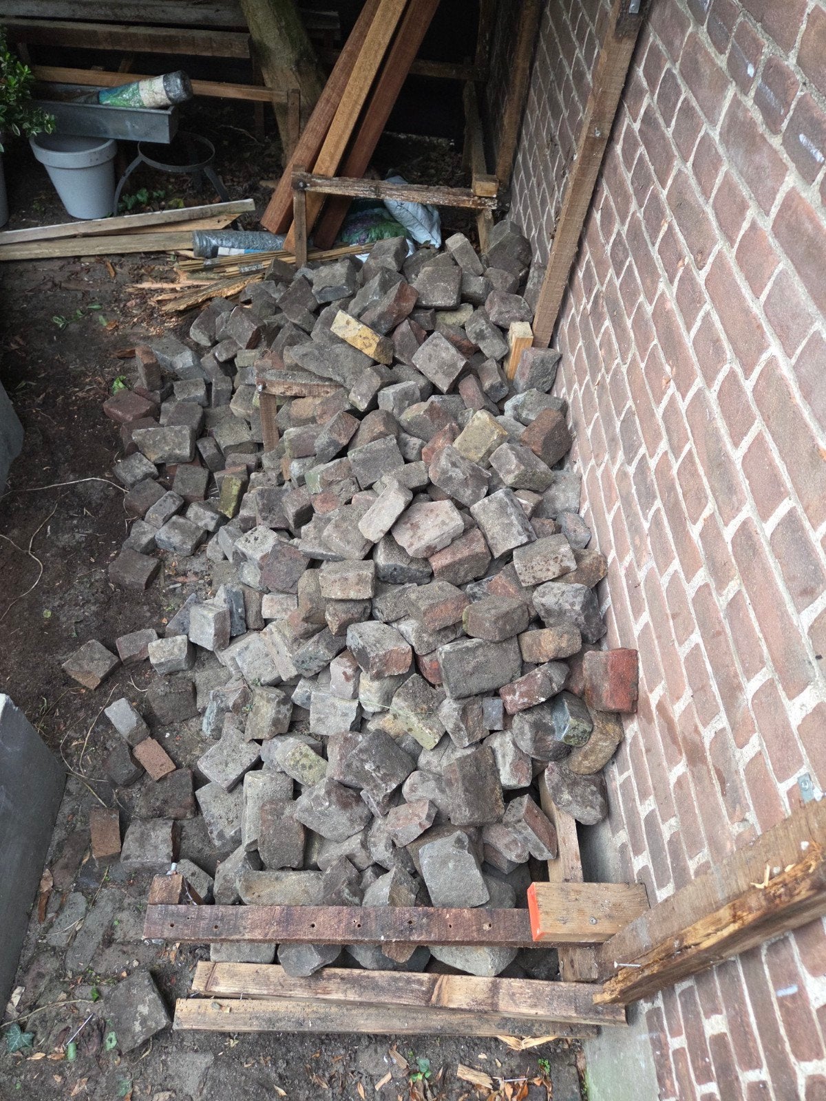 Gratis ophalen 4m2 halve kinderkopjes, Ophalen, Gebruikt, Beton