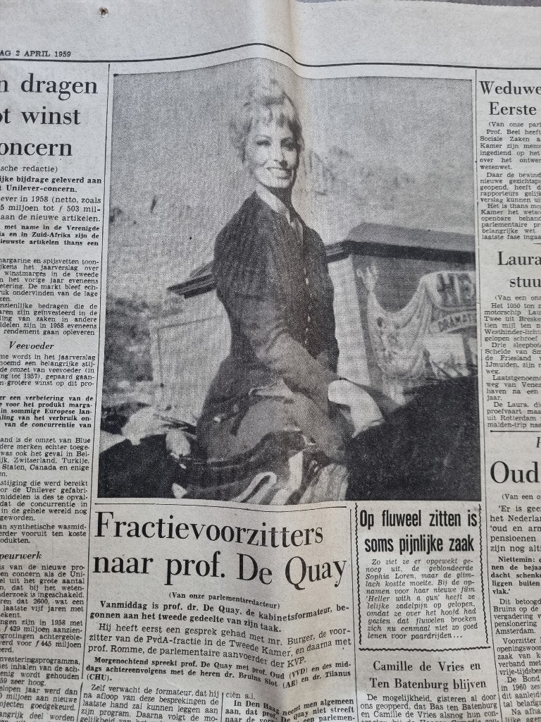 Blonde Sophia Loren heeft zadelpijn na filmen (1959), Verzamelen, Ophalen of Verzenden, 1940 tot 1960, Knipsel(s)