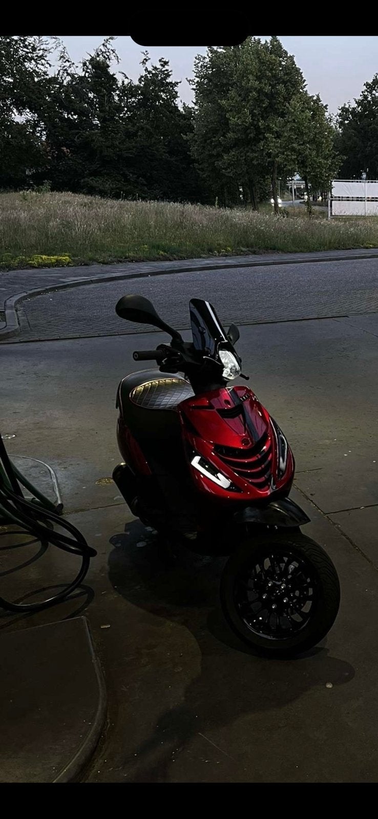 Piaggio zip 80cc, rood, sp vork vespa velg, custom zadel, Ophalen, Zo goed als nieuw, Benzine, Zip