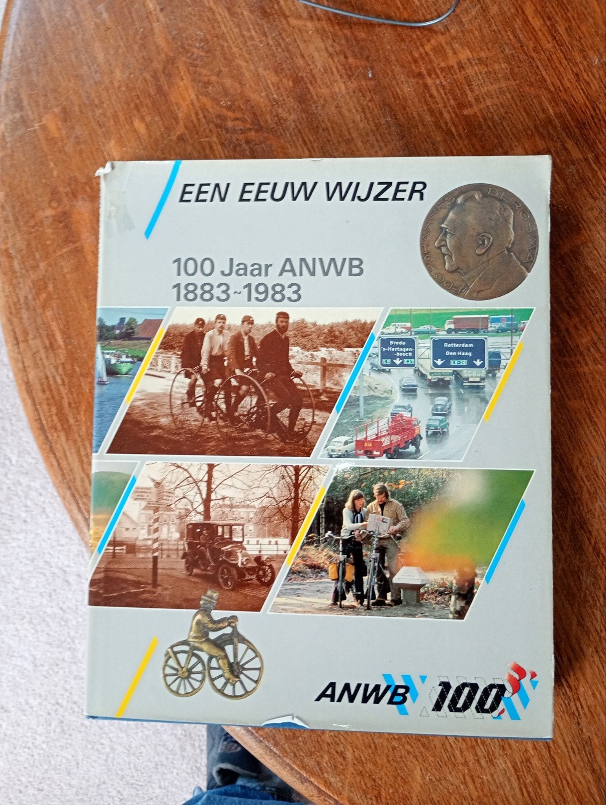 Een Eeuw Wijzer: 100 Jaar ANWB 1883-1983, Boeken, Ophalen of Verzenden, Gelezen