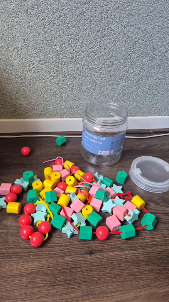 Leuke houten kralen met koorden. Van de Hema., Ophalen, Zo goed als nieuw