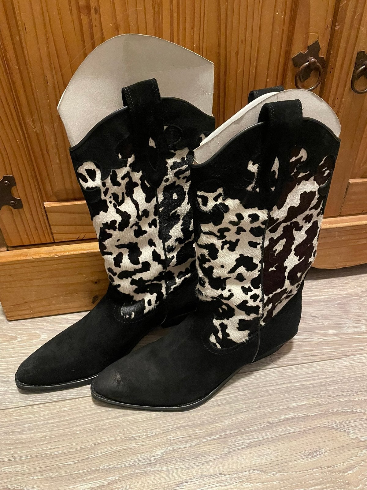 Cowboy western laars Sacha koeienprint  zwart wit 42 nieuw, Hoge laarzen, Verzenden, Zwart, Zo goed als nieuw