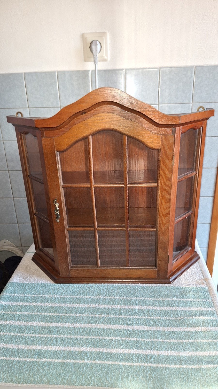 Vintage houten wandvitrinekastje met glazen deuren, Antiek en Kunst, Ophalen