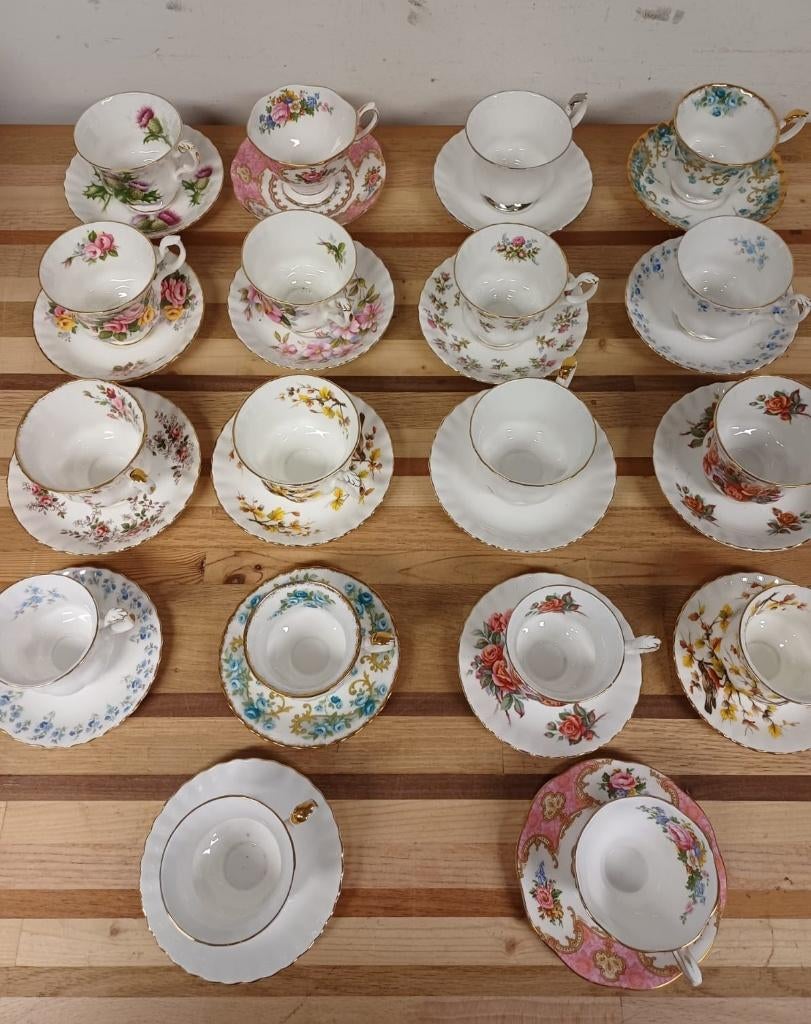 Royal Albert servies - 18 kop en schotels, Ophalen of Verzenden, Zo goed als nieuw, Overige stijlen, Kop(pen) en/of Schotel(s)
