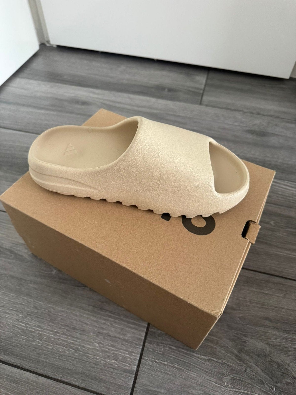 Yeezy Slide Bone - Maat 43, Ophalen of Verzenden, Nieuw, Overige kleuren