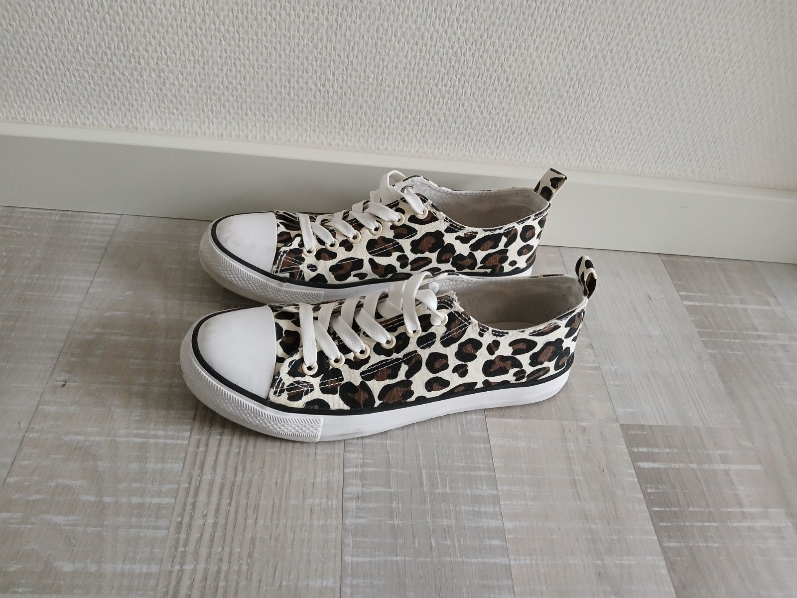 Dames sneakers maat 40 - Luipaardprint, Wit, Ophalen of Verzenden, Sneakers of Gympen, Zo goed als nieuw