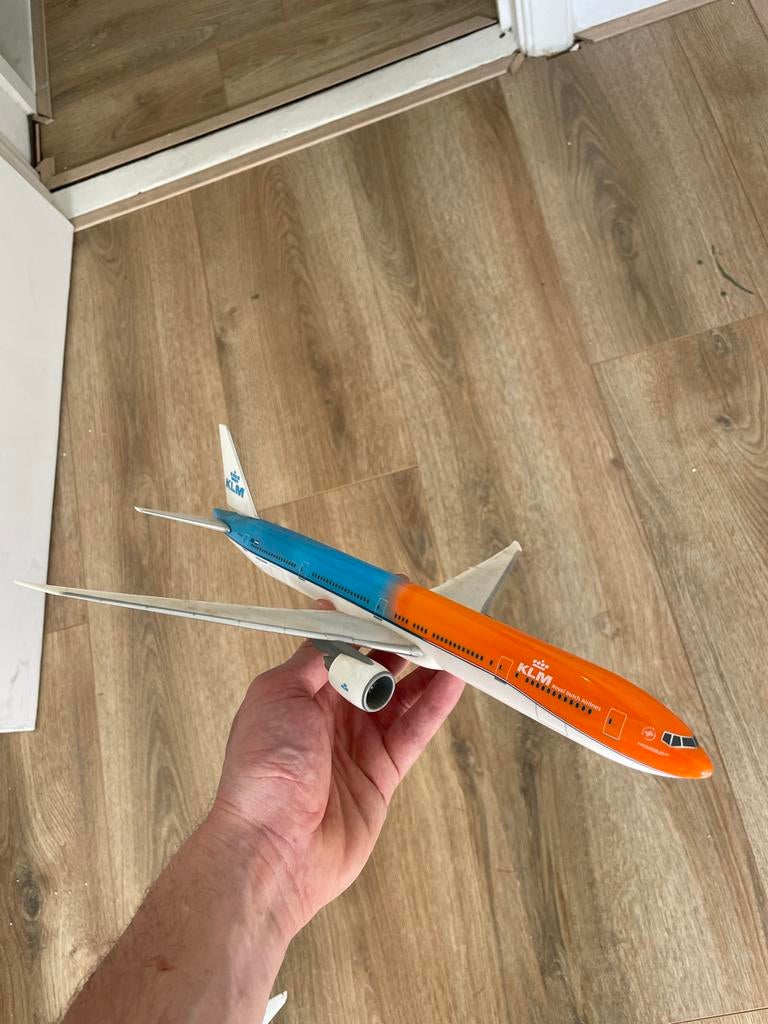 KLM Boeing 777 Vliegtuigmodel - Oranje Pride Livery, Gebruikt, Groter dan 1:72, Vliegtuig, Ophalen