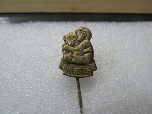 Vintage Speldje met Twee Apen - 'BLIJDORP', Ophalen of Verzenden, Gebruikt, Dier of Natuur, Speldje of Pin