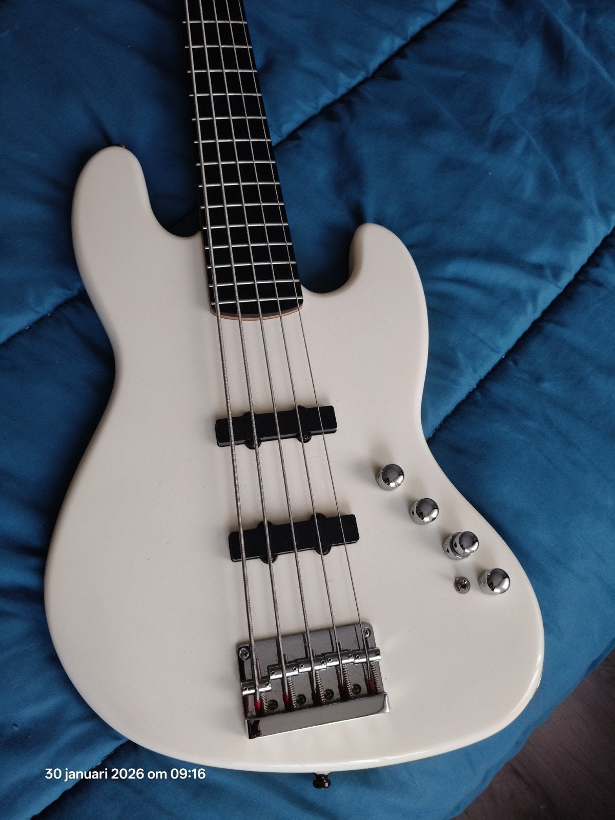 Fender Squier Jazz Deluxe V (White Edition), Ophalen of Verzenden, Zo goed als nieuw, Elektrisch, 5-snarig
