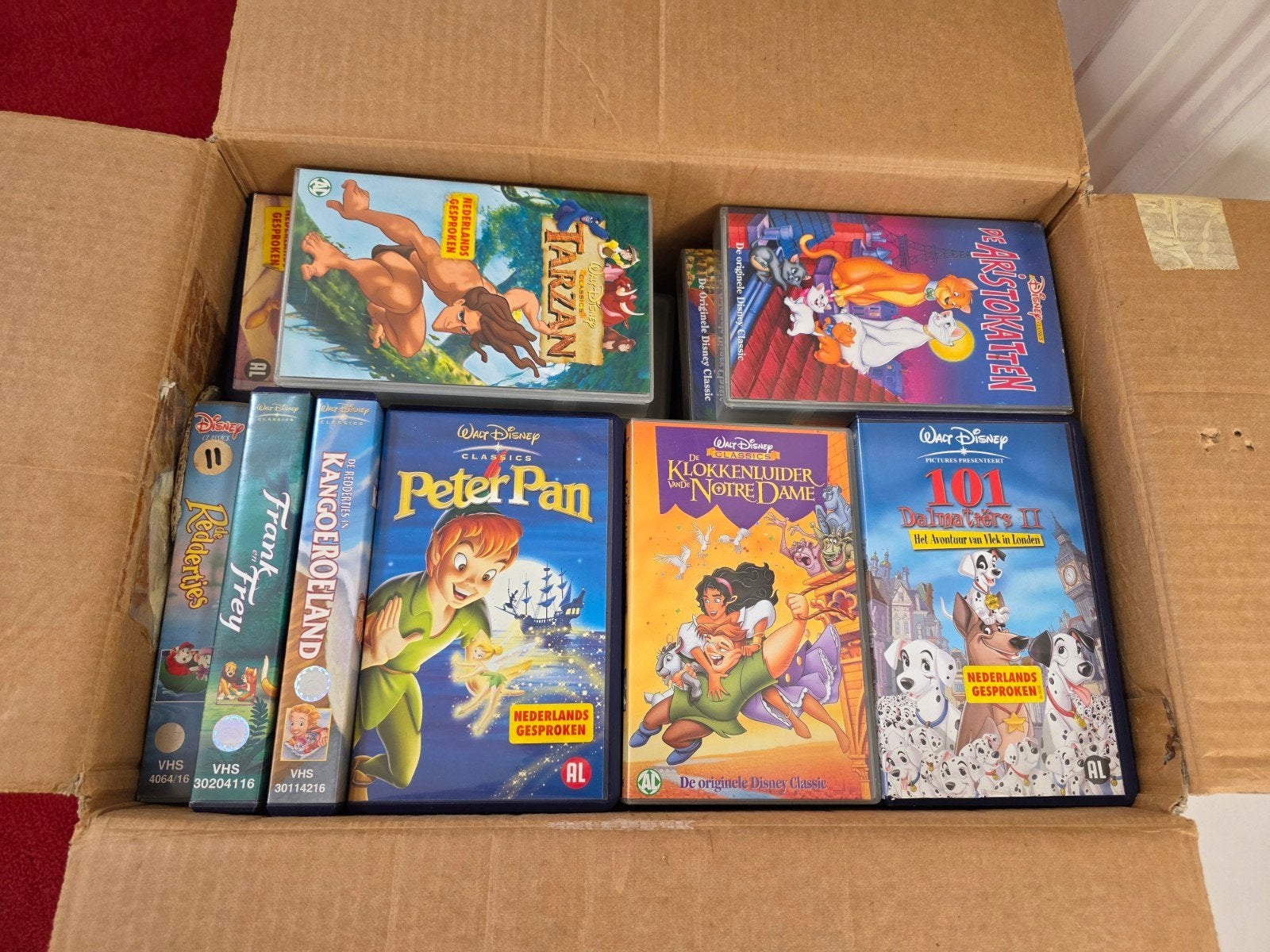 Grote doos met diverse Disney VHS-videobanden, Nederlands ondertiteld, Gebruikt, Alle leeftijden, Kinderfilm