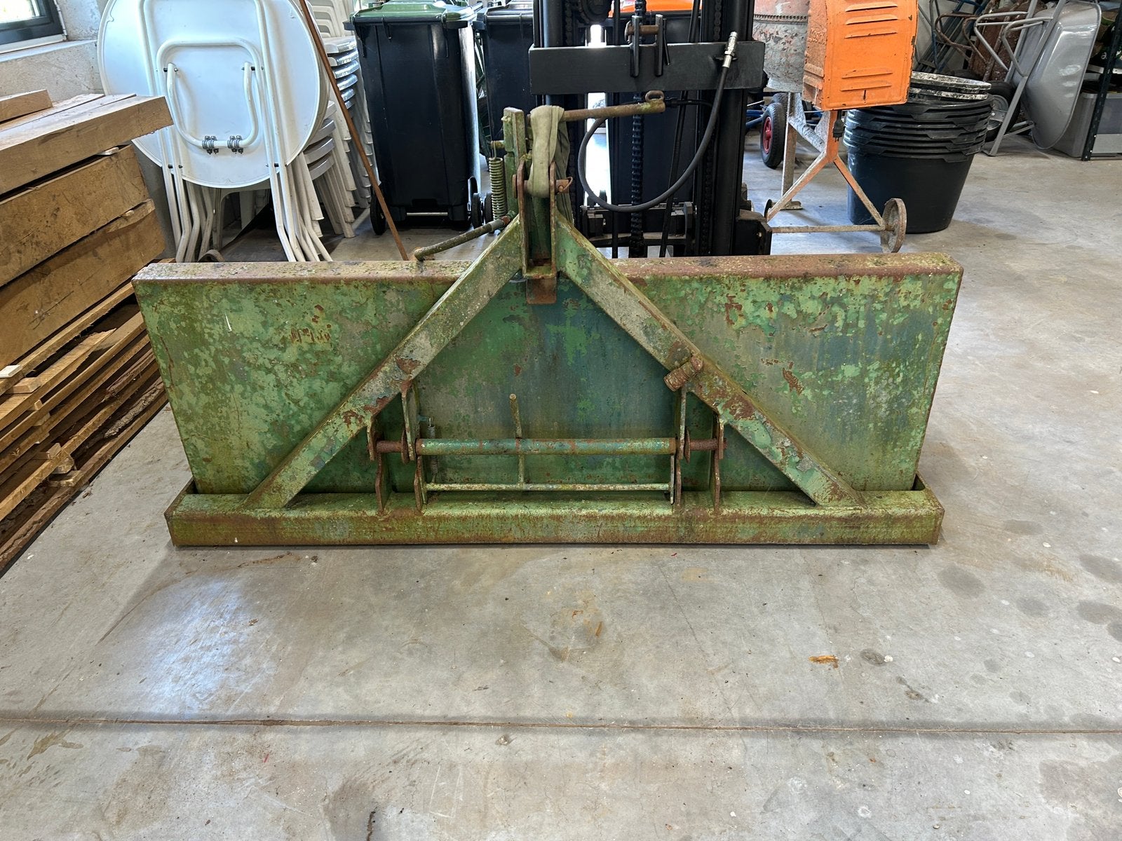 Grondbak  met hand en ook hydraulisch te openen, Ophalen