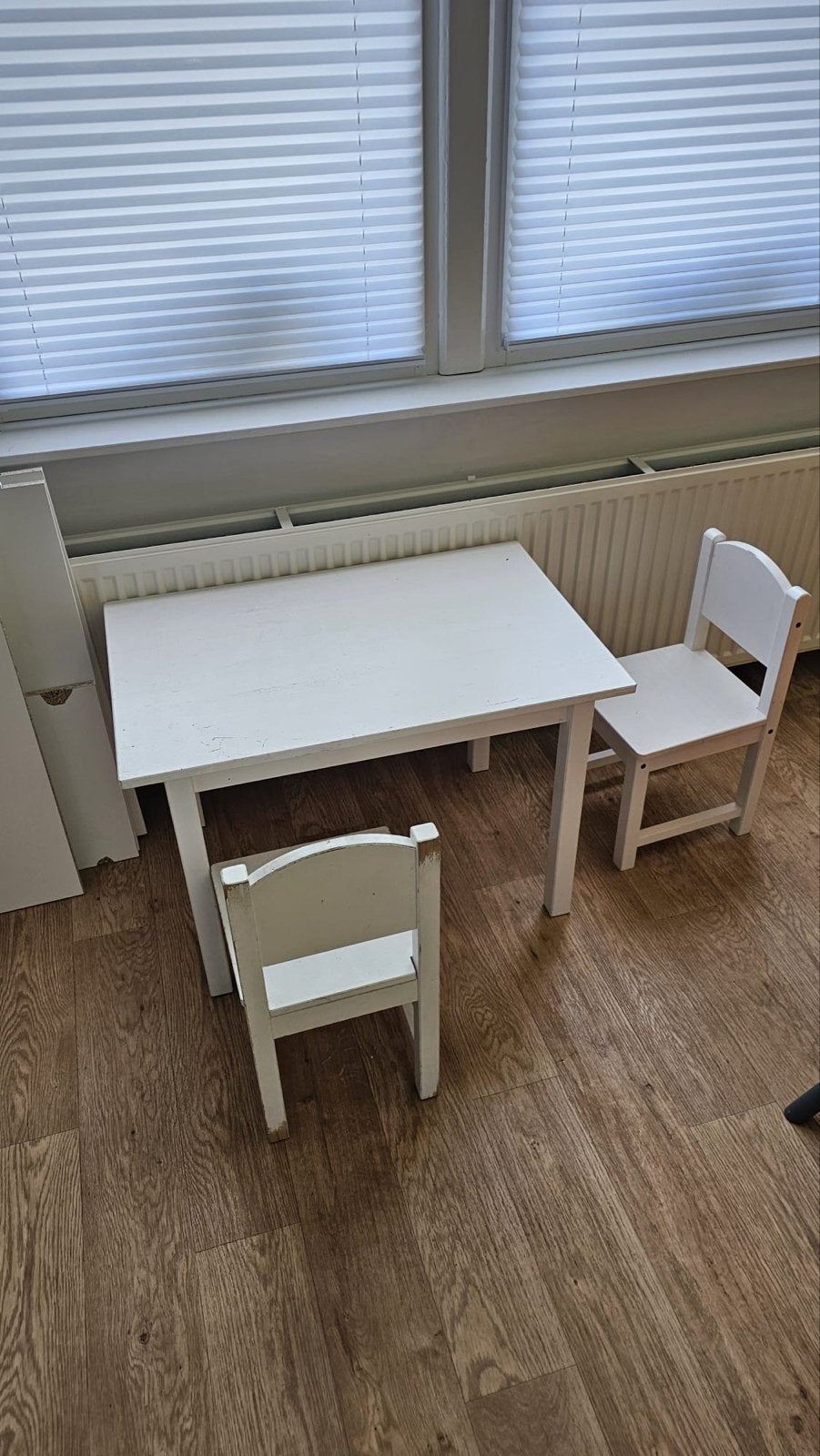 Witte ikea kinder tafel met twee stoeltjes in utrecht, Kinderen en Baby's, Kinderkamer | Tafels en Stoelen, Ophalen, Gebruikt