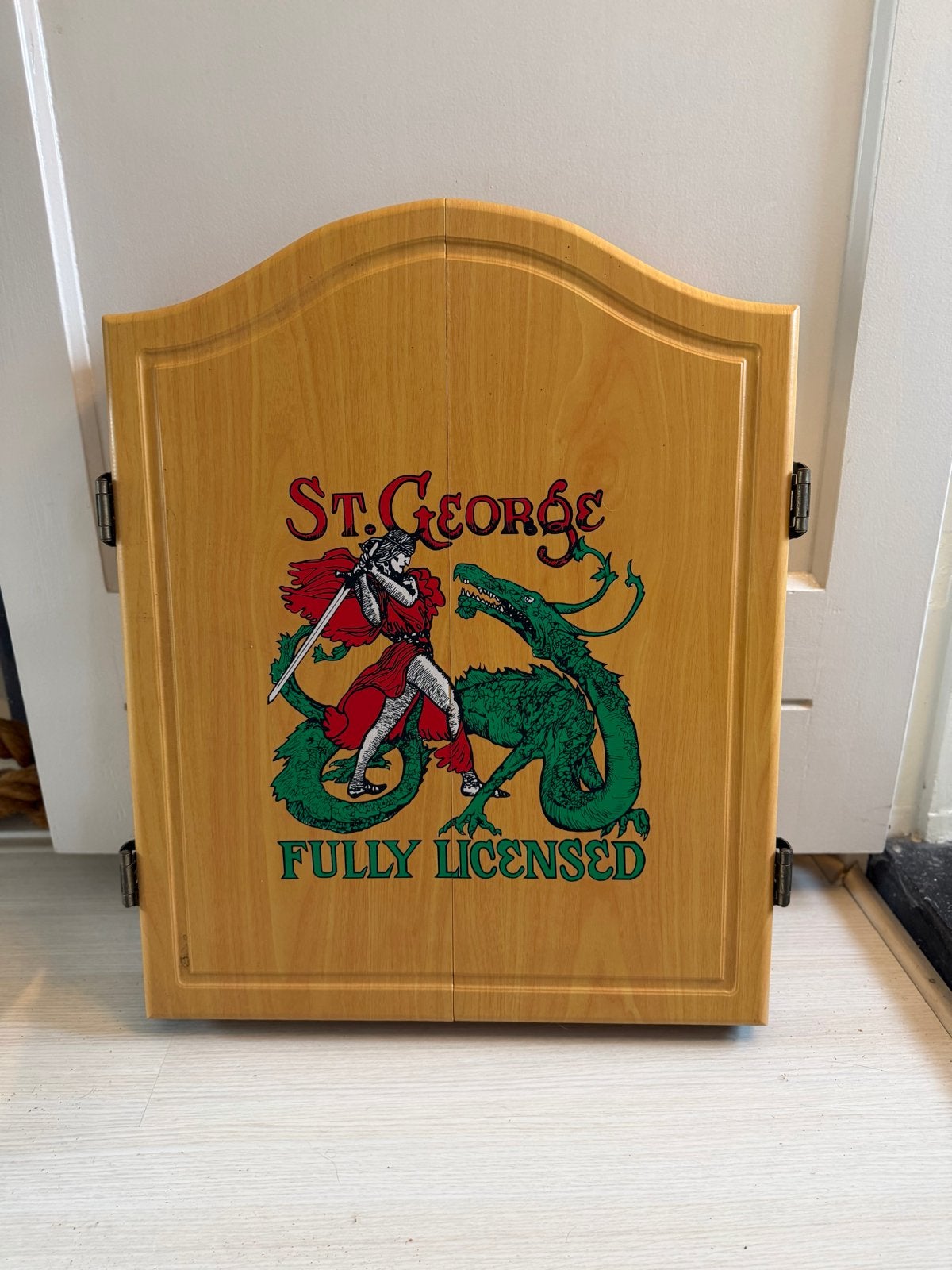 Dartbordkast St. George met dartbord, Ophalen, Nieuw, Dartbord met pijlen