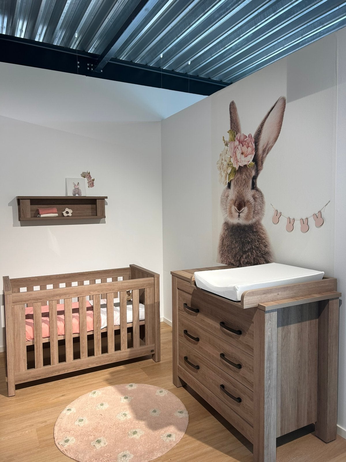 TWF babykamer set: ledikant, commode en wandplankje, Kinderen en Baby's, Kinderkamer | Complete kinderkamers, Ophalen, Gebruikt