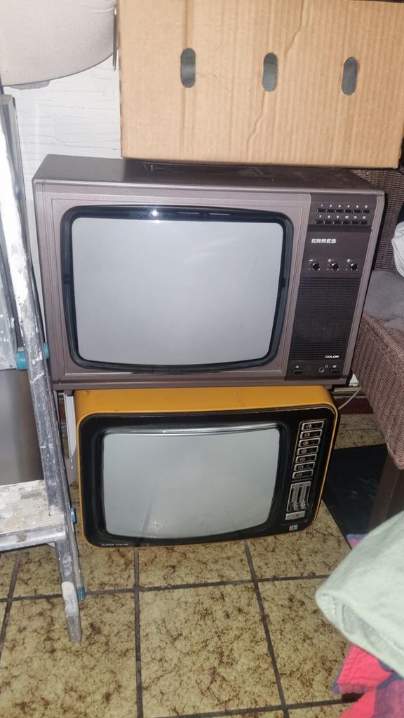 Twee vintage televisies. (Gele is reeds verkocht), Ophalen