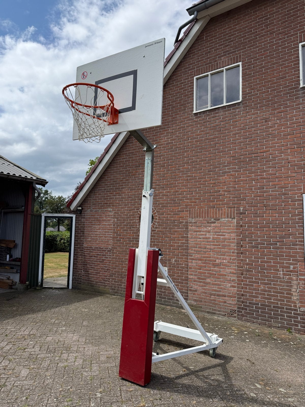 Janssen-Fritsen basketbalpaal op wielen, Ophalen, Gebruikt, Ring, Bord of Paal