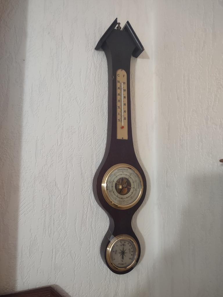 Houten weerstation met barometer en thermometer, Ophalen