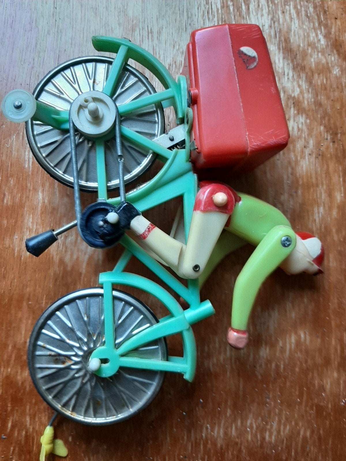 vintage plastic fietser, Verzamelen, Speldjes, Pins en Buttons, Ophalen of Verzenden, Gebruikt