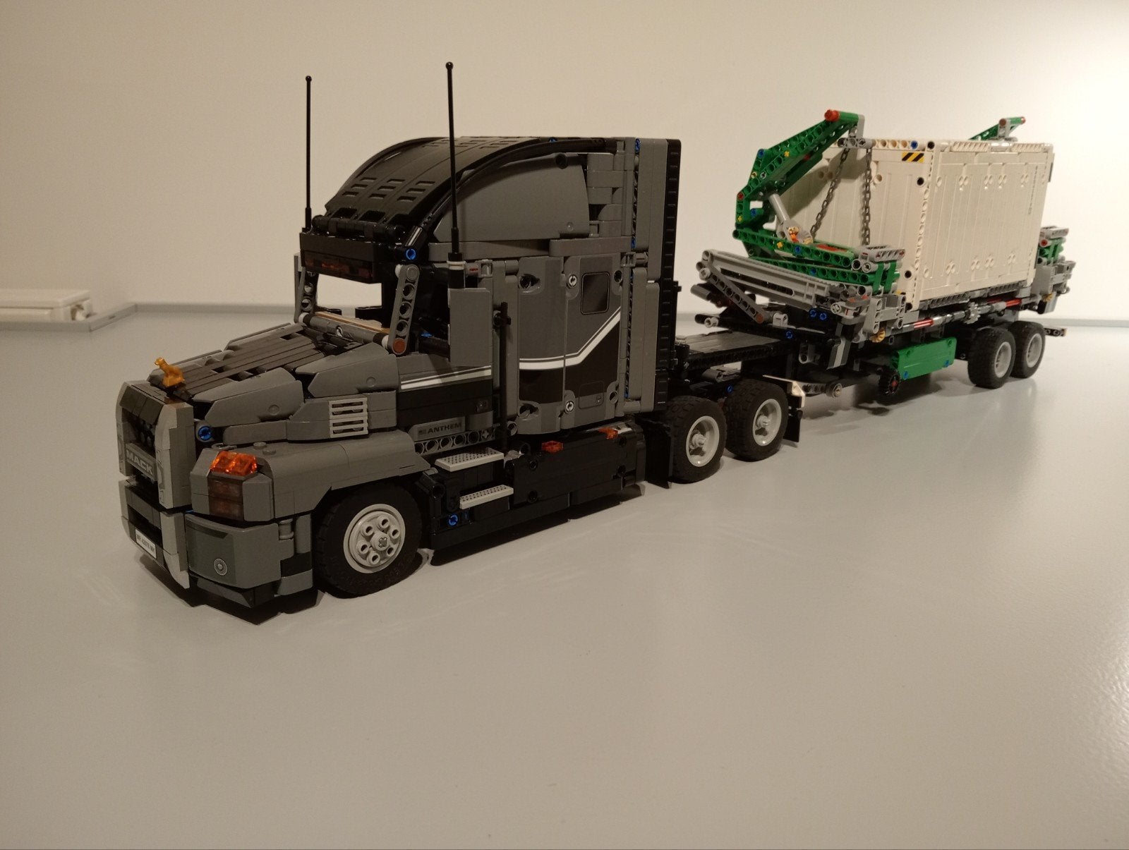 LEGO Technic Mack Anthem Vrachtwagen met Container, Overige merken, Groter dan 1:32, Ophalen of Verzenden, Zo goed als nieuw