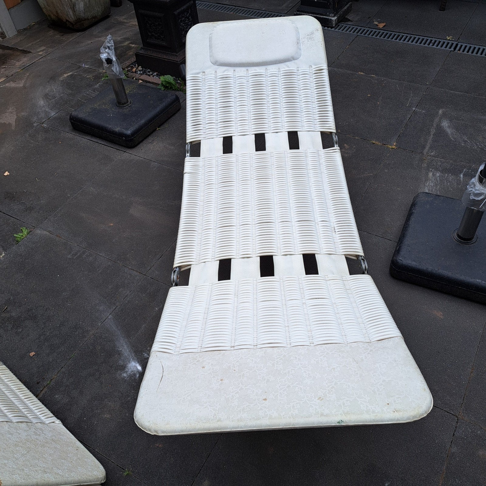 2 opklapbare  witte retro vintage ligbedden, Ophalen, Gebruikt, Kunststof