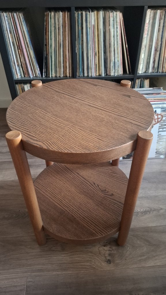 IKEA LISTERBY bijzettafel - mid-century - bruin hout, Minder dan 55 cm, Mid-century modern / retro Scandinavisch, Rond, Zo goed als nieuw