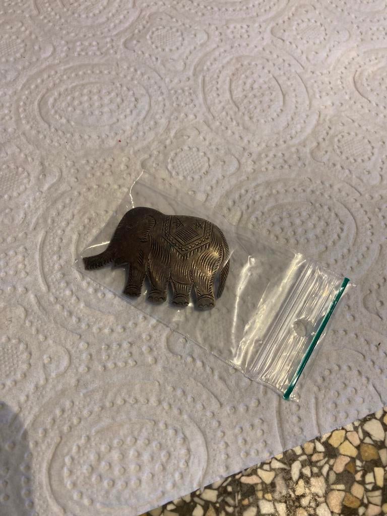 Broche olifant, Sieraden, Tassen en Uiterlijk, Broches, Overige materialen, Overige kleuren, Minder dan 4 cm, Ophalen of Verzenden