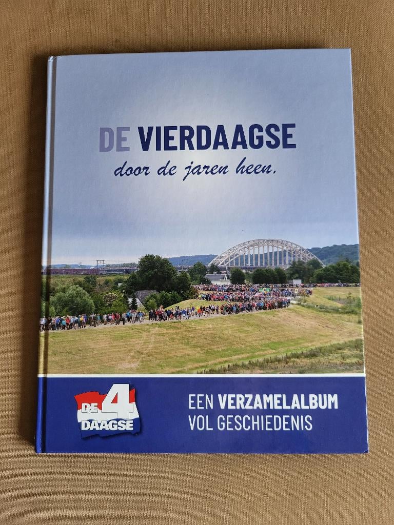 Vierdaagse Nijmegen/De Vierdaagse door de jaren heen., Verzamelen, Ophalen of Verzenden, Overige soorten, Nederland, Boek of Tijdschrift