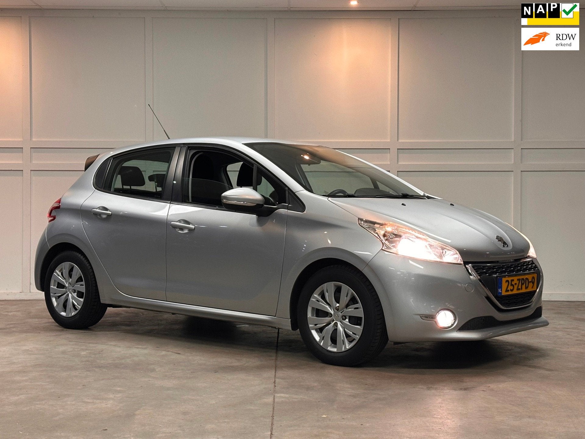 Peugeot 208 1.2 VTi Access / Airco / Cruise / 126DKM NaP, Voorwielaandrijving, Euro 5, Stof, Gebruikt